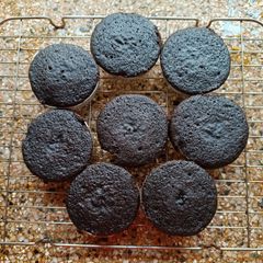 A picture of Chocolate idly cake in a pan.