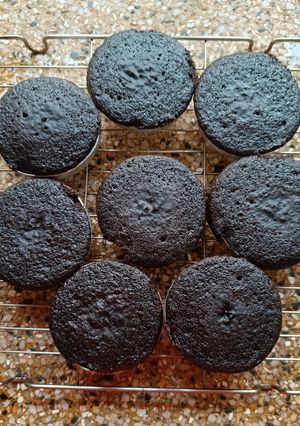 A picture of Chocolate idly cake in a pan.