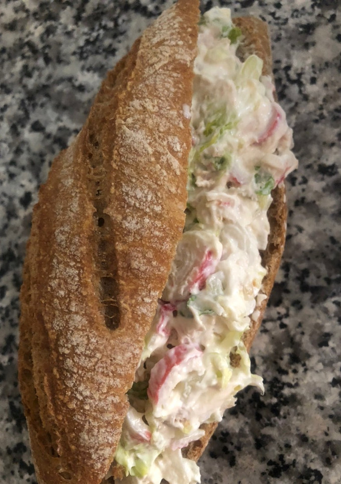 Una foto de Bocadillo de ensaladilla de bocas de mar