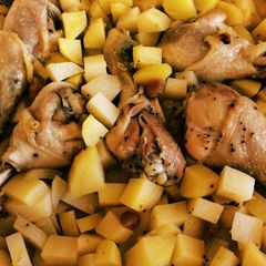 A picture of L's Easy Drumsticks & Potatoes in the Oven.