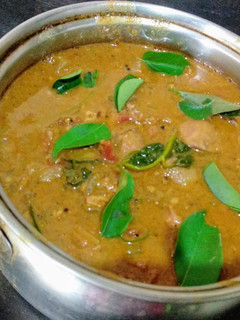 ஹோட்டலில் செய்வது போல சிக்கன் ஈரல் குழம்பு (Chicken earal kulambu recipe in tamil) செய்முறை முக்கிய புகைப்படம்
