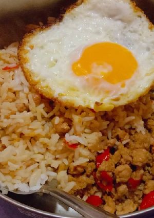 รูปของ ข้าวผัดกะเพราไข่ดาววัดใจ (กินข้าวผัดกะเพราในขัน)