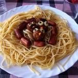 Nido de espaguetis con albóndigas