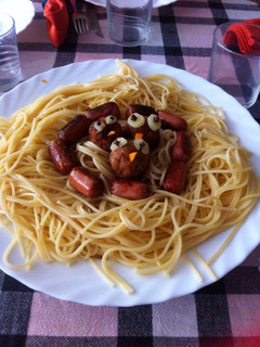 Una foto de Nido de espaguetis con albóndigas