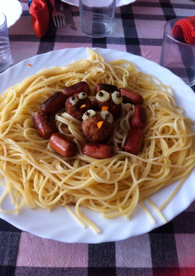 Una foto de Nido de espaguetis con albóndigas