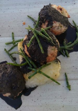 Foto principal de Albóndigas de calamar con tacos de arroz con queso y brotes de salicornias