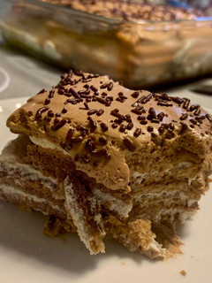 Una foto de Tarta de galletas con mousse de chocolate y vino de Oporto