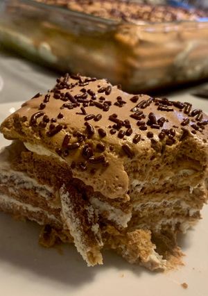 Una foto de Tarta de galletas con mousse de chocolate y vino de Oporto