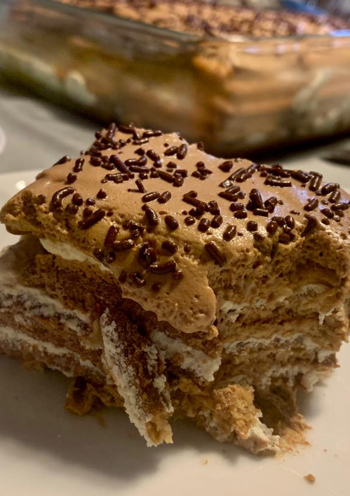Una foto de Tarta de galletas con mousse de chocolate y vino de Oporto