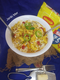 વેજ પાસ્તા ચીઝી મેગી (Veg Pasta Cheesy Maggi Recipe In Gujarati) રેસીપી મુખ્ય ફોટો