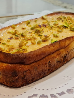Una foto de Tarta de yogur y queso con base de galletas y pistachos