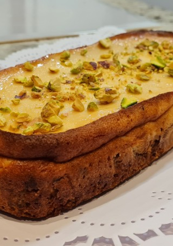 Una foto de Tarta de yogur y queso con base de galletas y pistachos