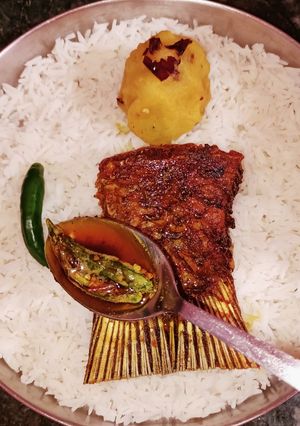 আলুর চোখা,মাছ ভাজা, আর মাছ ভাজার তেল (aloo chokha,mach bhaja, mach bhajar tel recipe in Bengali) রেসিপির প্রধান ছবি
