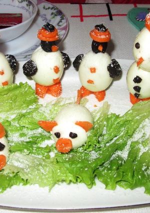 O poză a rețetei Ouă fierte -purceluşi, om de zăpada și pinguini.