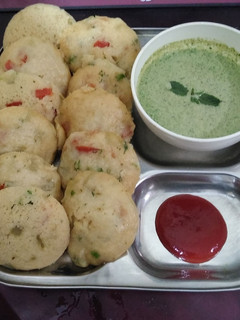 वेज रवा इडली (Veg rava idli recipe in hindi) रेसिपी मुख्य फोटो