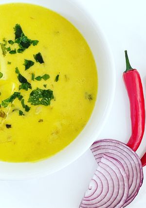 A picture of Kadhia / Chickpea and yogurt curry.