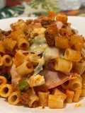 Ditalini alla Bolognese con Uova Sode, Prosciutto Cotto, Scamorza Affumicata e Pisellini al Forno