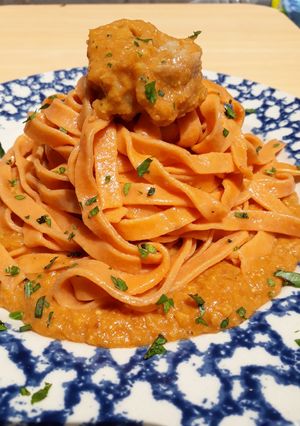 Una foto de Fideos caseros sabor morrón asado