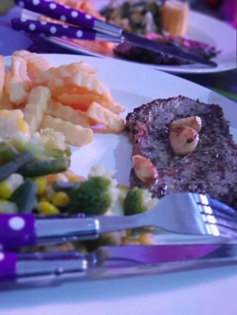 Langkah Gampang Menyiapkan Resep Sirloin Steak w/ BBQ Sauce and Mushroom Sauce yang Uenak Anti Ribet, Uenak Banget