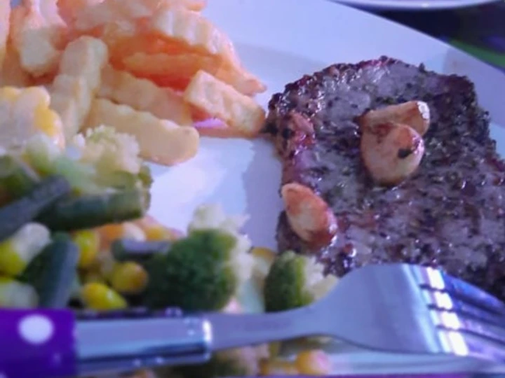 Langkah Gampang Menyiapkan Resep Sirloin Steak w/ BBQ Sauce and Mushroom Sauce yang Uenak Anti Ribet, Uenak Banget