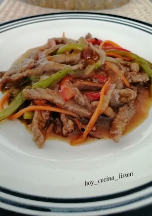 Una foto de Ternera con verduras y salsa de soja