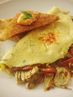 Una foto de Tortilla a la francesa con alcachofas y bacon