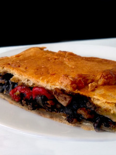 Una foto de Empanada de chipirones en su tinta