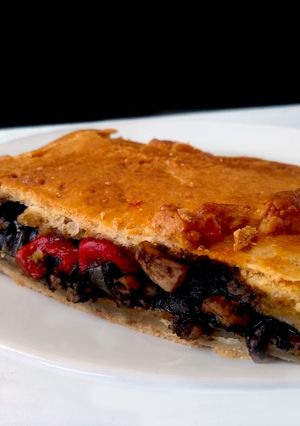 Una foto de Empanada de chipirones en su tinta