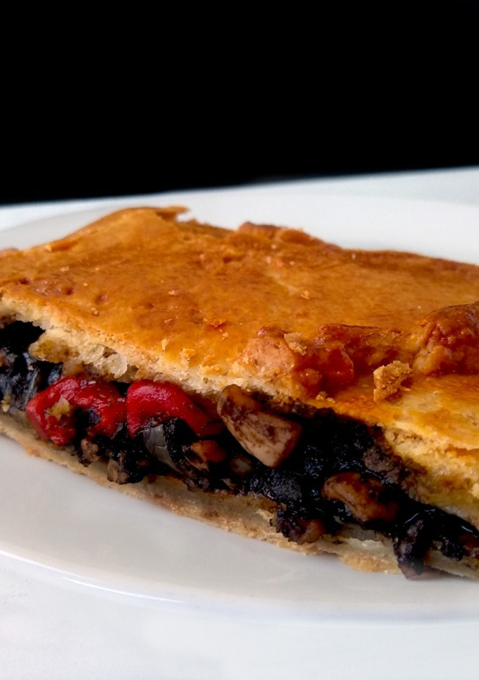 Una foto de Empanada de chipirones en su tinta