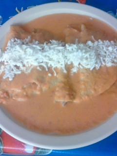 Una foto de Enchiladas rojas rellenas de champiñones y atún