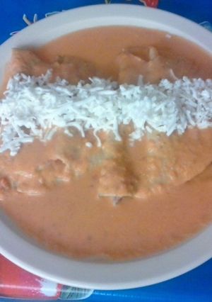 Una foto de Enchiladas rojas rellenas de champiñones y atún