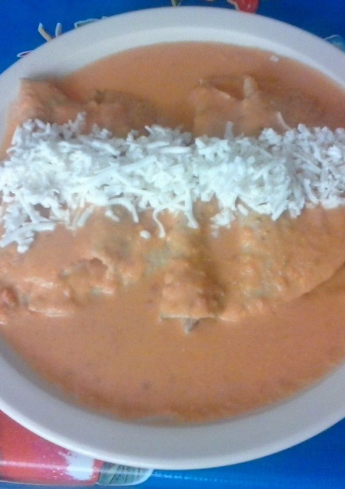 Una foto de Enchiladas rojas rellenas de champiñones y atún