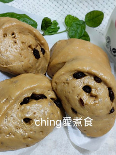A picture of Homemade Brown Sugar Raisin Steamed Buns.