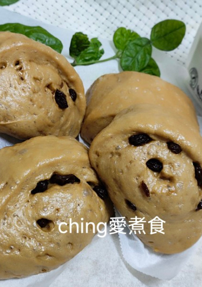 A picture of Homemade Brown Sugar Raisin Steamed Buns.
