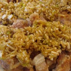 A picture of Youlinji Chicken with Lots of Leek Sauce.