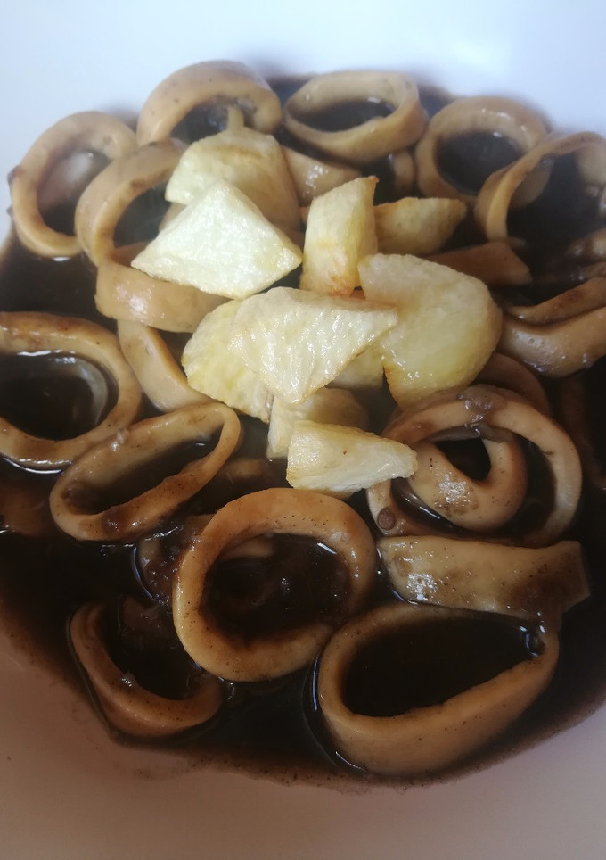 Una foto de Calamares en salsa con patatas fritas