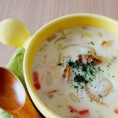 A picture of Clam Chowder with Scallops.