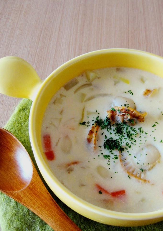 A picture of Clam Chowder with Scallops.