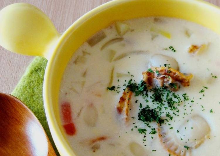 How to Prepare Homemade Clam Chowder with Scallops