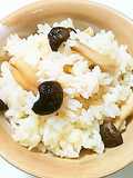 Rice Cooked with Dried Shimeji Mushrooms