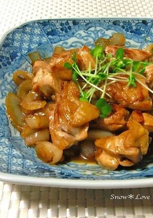 A picture of Sweet and Savoury Stir-Fried Chicken and Onion.