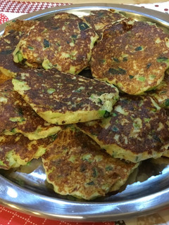Una foto de Tortitas de calabacín con salsa de yogur