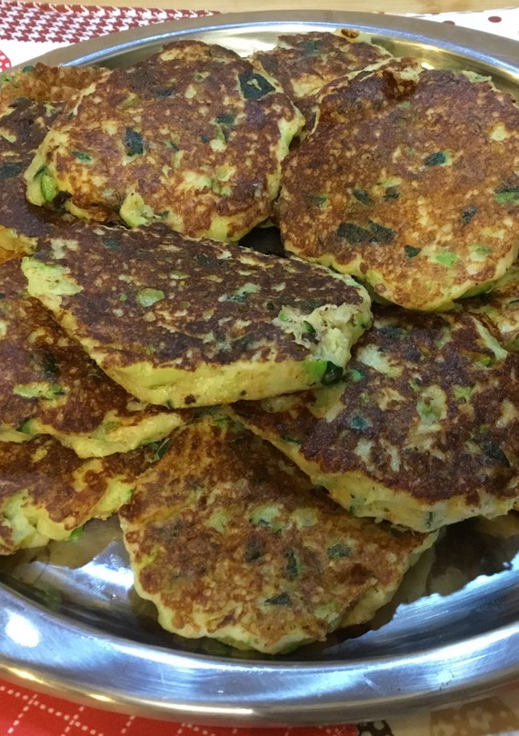 Una foto de Tortitas de calabacín con salsa de yogur