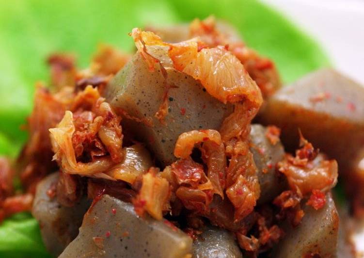 Recipe of Homemade Stir-Fried Konnyaku with Bonito Flakes and Kimchi