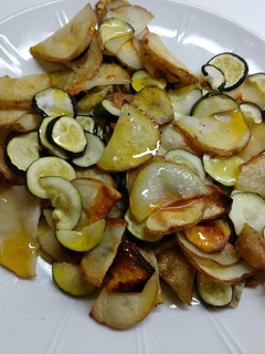 Una foto de Patatas con calabacín al horno