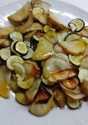 Una foto de Patatas con calabacín al horno