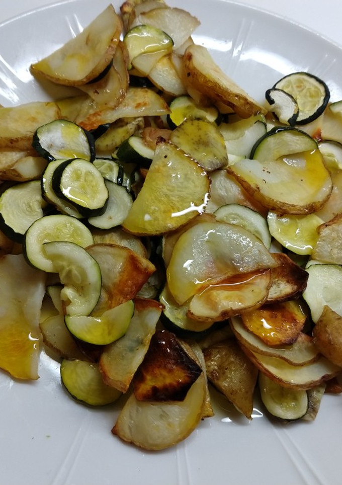 Una foto de Patatas con calabacín al horno