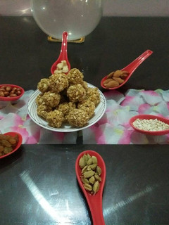 A picture of Oats ladoo.