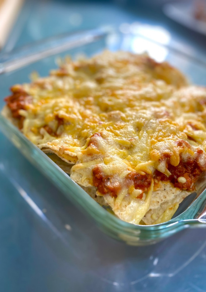Una foto de Nachos con carne y queso al horno