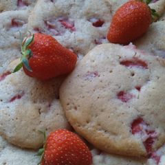 A picture of Vickys Strawberries & Cream Cookies, GF DF EF SF NF.